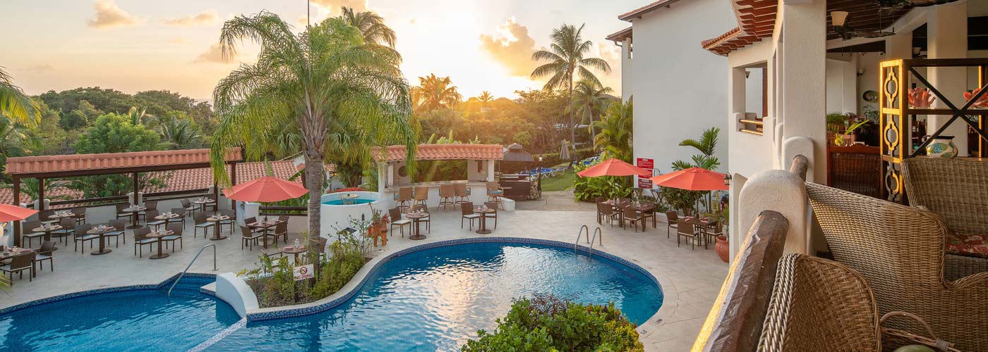 dining-poolside-at-night